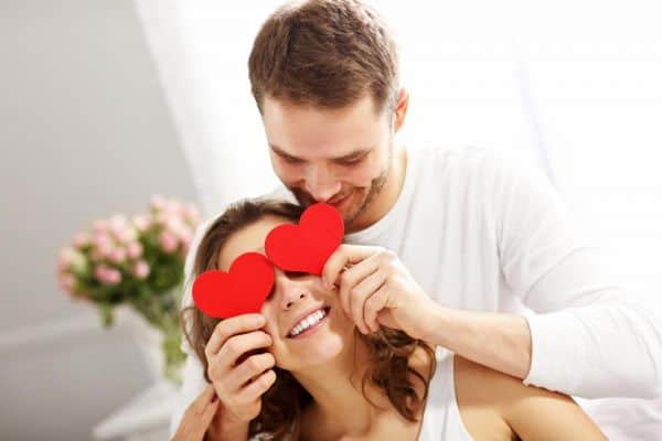 goodencenter-When-&-How-to-Tell-the-Person-You’re-Dating-You’re-In-Recovery-photo-of-a-playful-couple